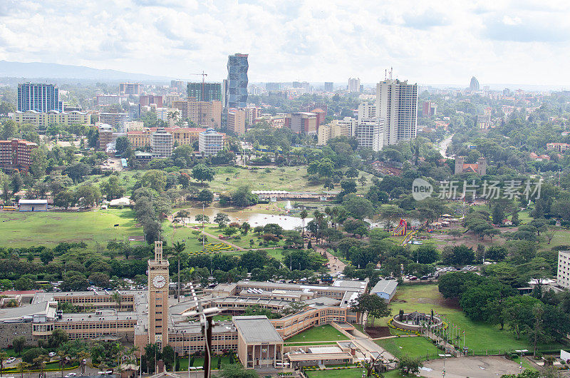 从KICC塔俯瞰内罗毕天际线，肯尼亚议会大楼，Sheria House, Harambee House, Uhuru公园和上山Kings Pris tower。
